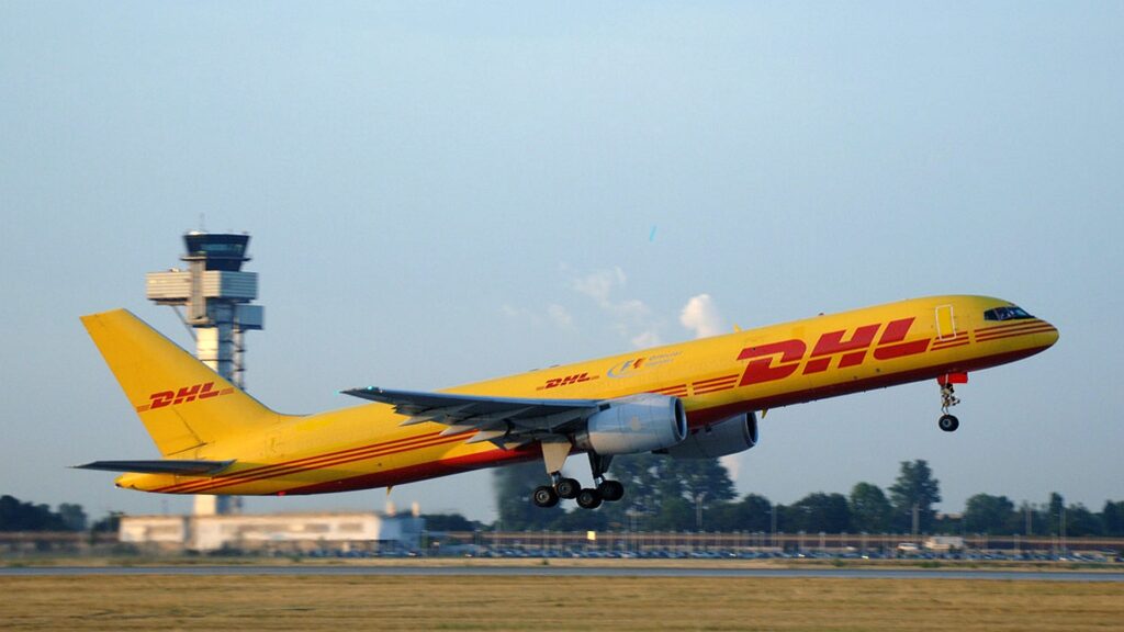 DHL-Frachtflugzeug bei der Landung in Leipzig