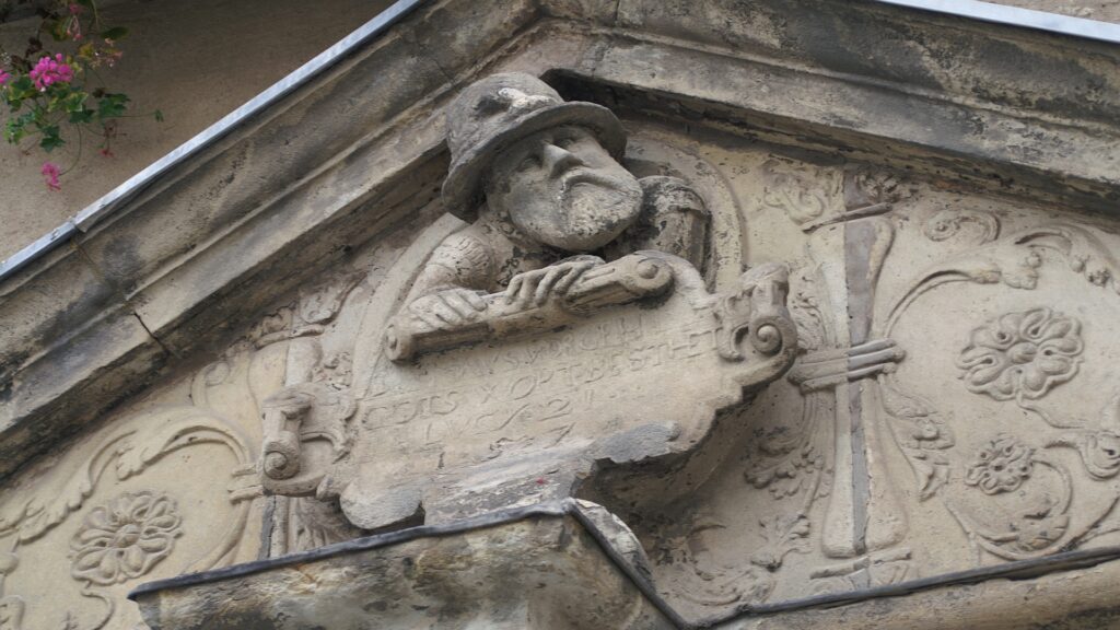 Um dieses Relief am Müchelner Rathaus rankt sich eine Sage