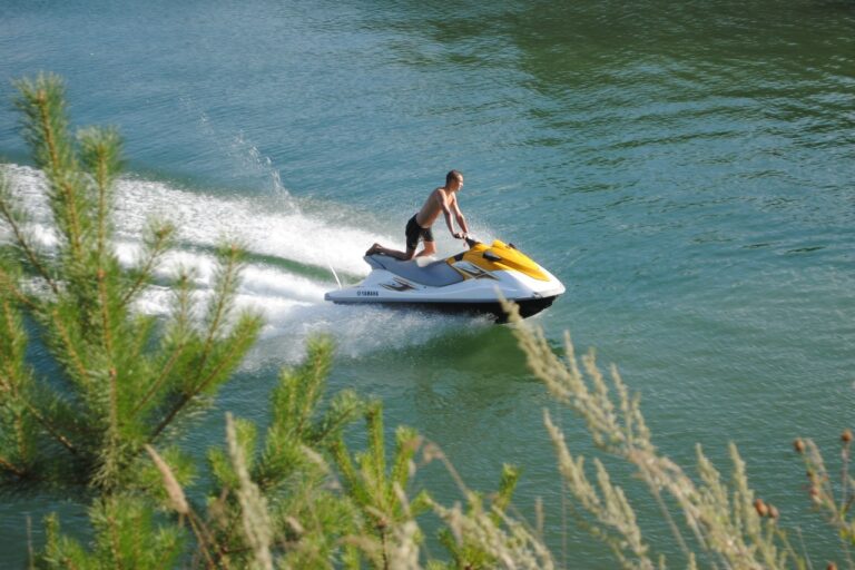 Jetski fährt auf dem Runstedter See