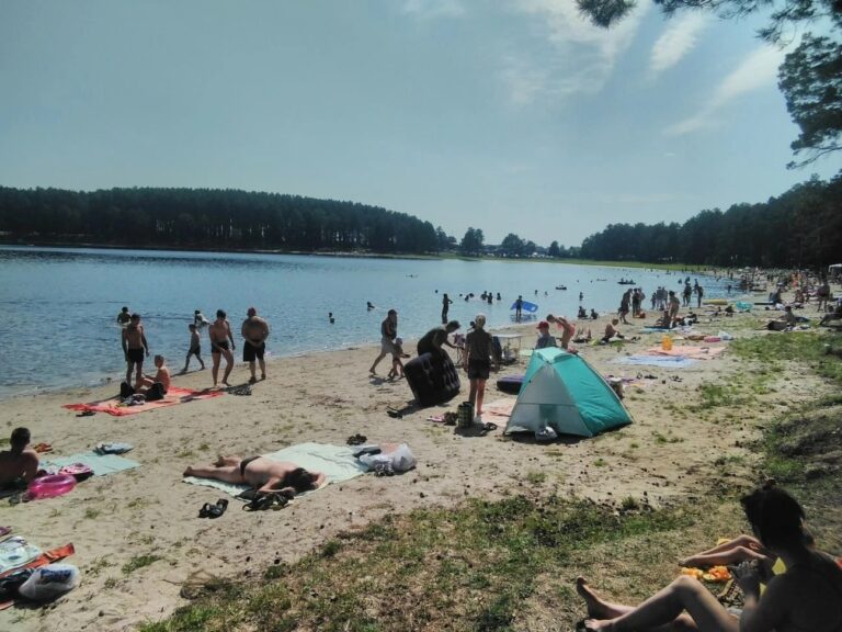 Badegäste im Strandbad Stöbnitz