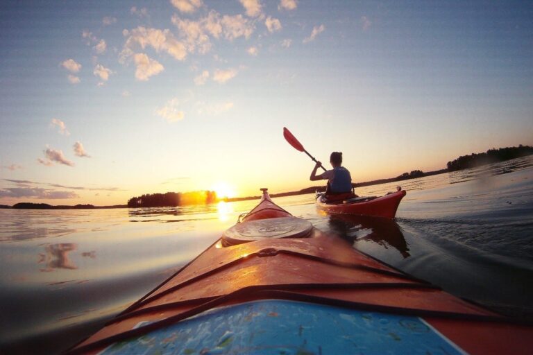 Kayakpaddeln in den Sonnenuntergang