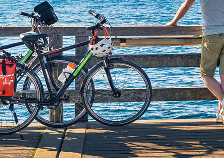 radtourer machen rast am hafen