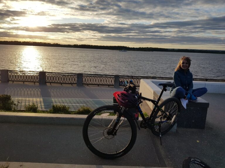 Radfahrerin bei Pause im Hafen