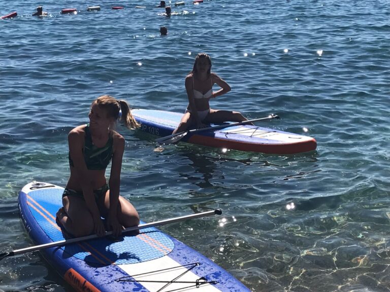 Mädchen mit SUP-Boards