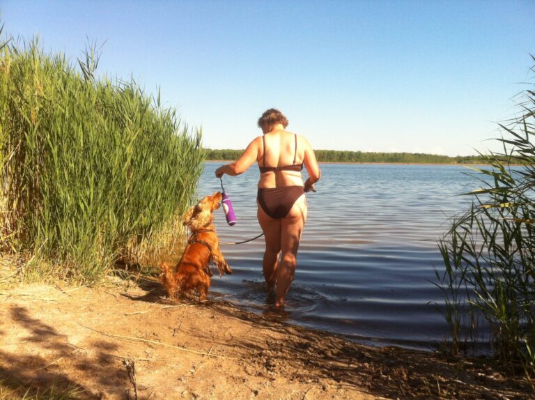 Frau mit Hund am Franklebener Strand