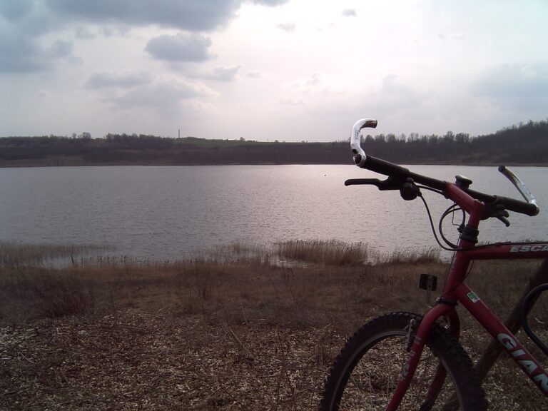 Mountainbike am Ufer des Großkaynaer Sees