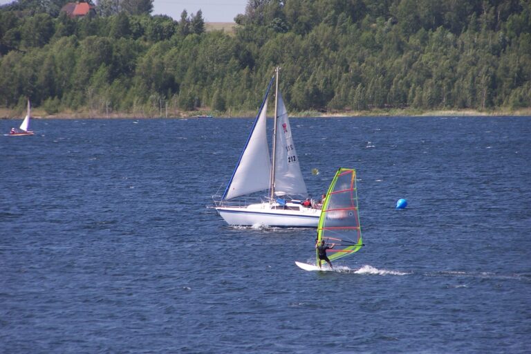 Segelyacht auf dem Großkaynaer See