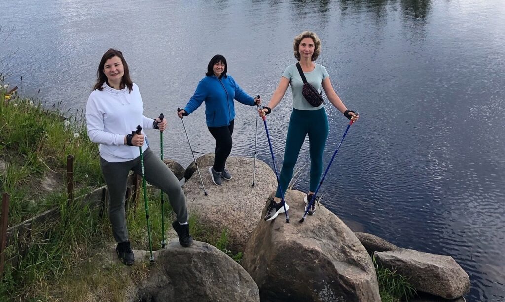 sportliche Wanderer am Geiseltalsee