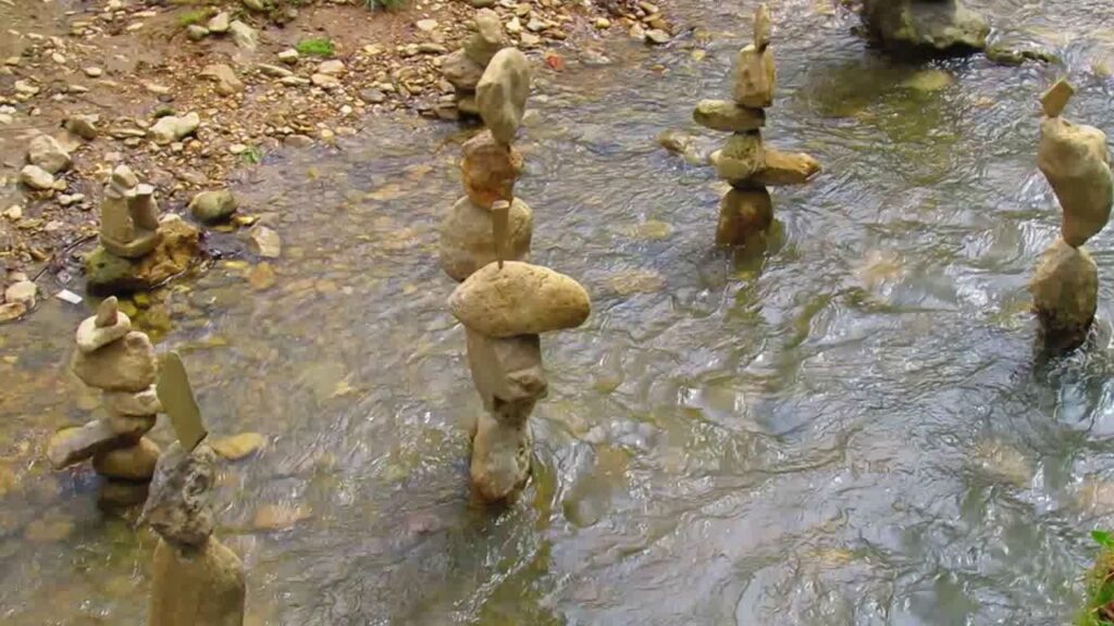 Steinmännchen im Wasser des Nordufers des Geiseltalsees